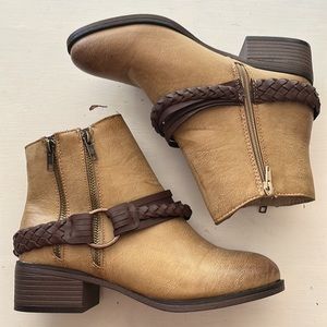 Pierre Dumas, tan/brown ankle boots/booties, size 7.5.